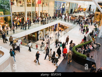 Les gens dans le centre commercial Westfield London Banque D'Images