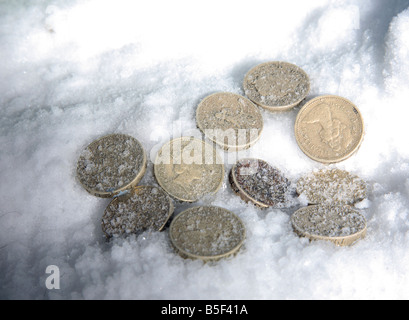 Monnaie Livre sterling congelé dans la glace. Banque D'Images