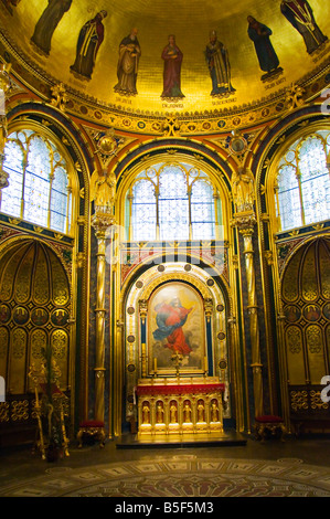Poznan, Wielkopolska, Pologne. Basilique de l'archicathédrale des produits Pierre et Paul. Chapelle dorée -19thC chapelle hexagonale conçue dans le style byzantin Banque D'Images