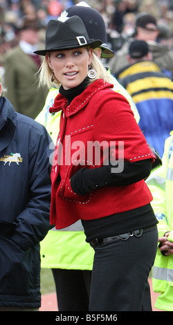 Horseracing Cheltenham Festival Mars 2008 Gloucstershire Jour 3 de Cheltenham Zara Phillips a fait une apparition au Festival de Cheltenham avec son petit ami joueur de rugby Angleterre Mike Tindall 13 Mars 2008 Banque D'Images