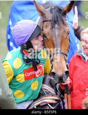 Horseracing Cheltenham Festival Mars 2008 Gloucstershire Jour 3 de Cheltenham GAGNANT DE LA REINE MÈRE STEEPLE CHASE RUBY WALSH DONNE UN baiser à l'ESPRIT DE MAÎTRE Banque D'Images