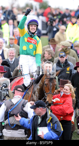 Horseracing Cheltenham Festival Mars 2008 Gloucstershire Jour 3 de Cheltenham GAGNANT DE LA REINE MÈRE STEEPLE CHASE RUBY WALSH et maître d'ESPRIT Banque D'Images