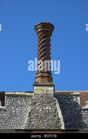 Une belle cheminée en brique de style tudor en spirale sur St Osyth Prieuré en Essex Banque D'Images