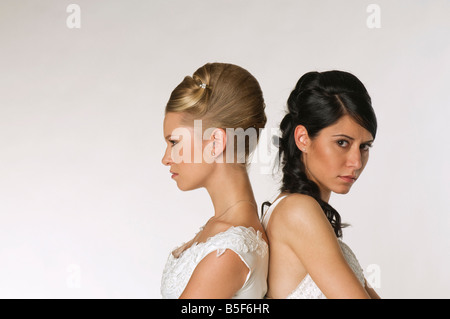 Jeunes mariées standing back to back, portrait Banque D'Images