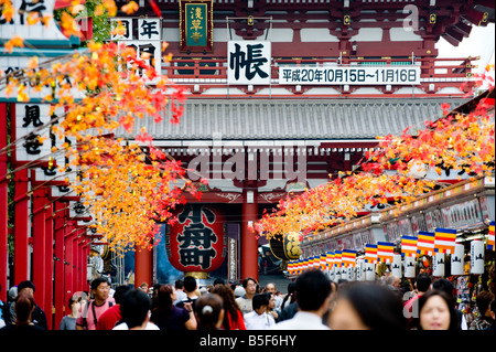 Le Hozomon main gate vu de la rue Nakamise - dōri menant à la Temple Sensoji à Asakusa, Tokyo, Japon. Banque D'Images