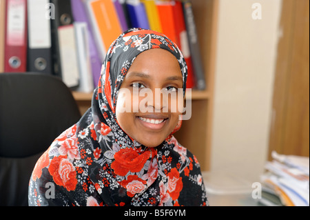 Un portrait d'une jeune réfugiée somalienne travaillant dans un emploi de bureau, Bolton Banque D'Images