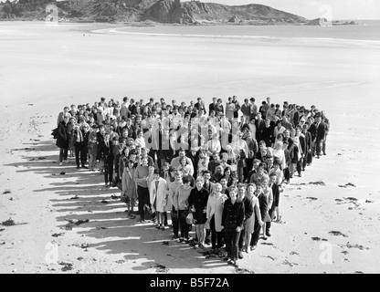 Miel sur le Sunny Isle de Jersey. 140 couples se sont réunis à St Brelades Bay pour un champagne plateau donnée par la tam Night Club. Avant de s'asseoir pour le thé qu'ils se sont réunis en forme de coeur sur le sable pour une photo souvenir. Un certain nombre de couples a leur mariage avant de battre le fisc et le changement dans les couples mariés des abattements fiscaux. Avril 1968;Y3321 ; Banque D'Images