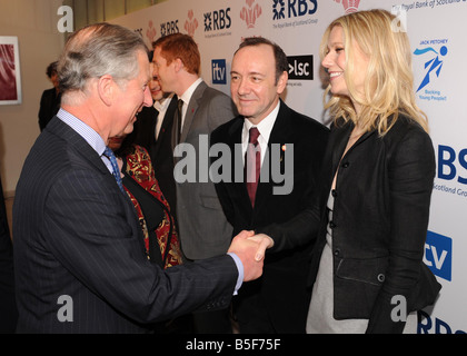 Le Prince Charles le Prince de Galles assiste à la Prince's Trust Awards célèbrent leur succès à l'Odéon à Leicester Square Le Prince de Galles avec Prince s Trust Ambassadeurs Kevin Spacey et Gwyneth Paltrow Banque D'Images