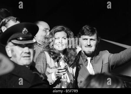 JIMMY HILL ET RAQUEL WELCH NOVEMBRE 1972 Y2K Banque D'Images