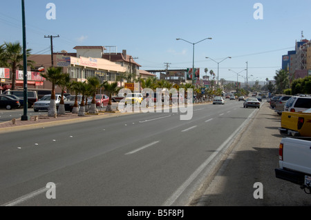 Rue principale de Rosarito Beach au Mexique vide parce que des meurtres de masse associé à la consommation de drogues Banque D'Images