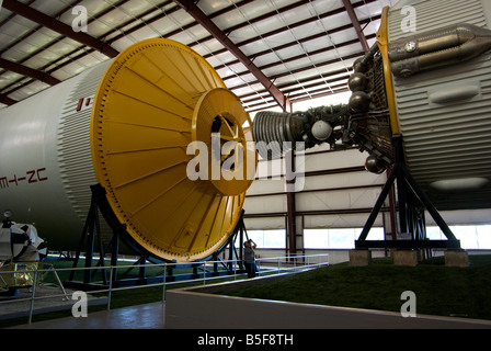 Fusée Saturn V massif utilisé dans l'espace Apollo les missions vers la lune sur l'affichage au Johnson Space Center Banque D'Images