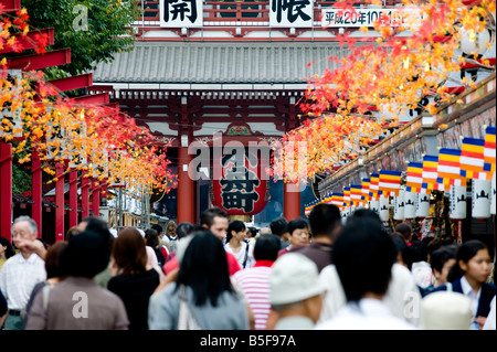 Le Hozomon main gate vu de la rue Nakamise - dōri menant à la Temple Sensoji à Asakusa, Tokyo, Japon. Banque D'Images