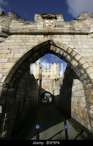 Ville de York, en Angleterre. Walmgate Bar et de Barbican est un des quatre principaux points d'entrée médiévale de la ville de New York. Banque D'Images