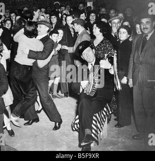 La vie continue comme normal pour les habitants de Kent qui se cache de l'air allemand raids dans des tunnels souterrains pendant la Seconde Guerre mondiale;résidents danser sur la piste de danse lors d'une fête organisée dans les tunnels comme un homme joue des chansons sur le banjo;Octobre 1940 ; Banque D'Images