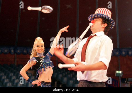 Reporter Rob Pattinson s'essaie à diverses techniques de cirque à l'Oncle Sam s'American Circus en ce moment à Tynemouth, Rob a un rendez-vous à la jonglerie sous l'œil attentif de Jitka les clubs de sorte consterné par ses efforts lui attaque effroyable Banque D'Images