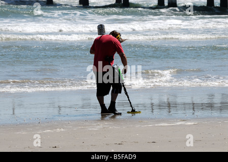 L'homme à l'aide de détecteur de métal sur beach Banque D'Images