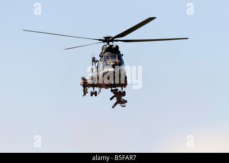 La South African Air Force Oryx transport helicopter dans le cadre d'un salon à Ysterplaat Airforce Base, Cape Town, Afrique du Sud. Banque D'Images