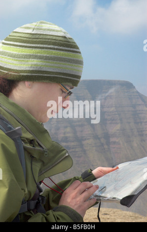 Une marchette en regardant une carte dans les Brecon Beacons Banque D'Images