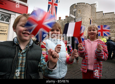 Les enfants agitant des drapeaux pour la visite d'Etat du Président de la France Nicolas Sarkozy et sa femme Carla Sarkozy Carla Bruni née au château de Windsor 26 mars 2008 Banque D'Images