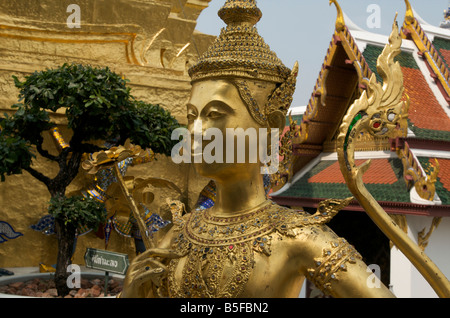 Close up d'un mythique Kinaree, mi-homme mi-oiseau statue dans le Grand Palace Bangkok Thaïlande Banque D'Images