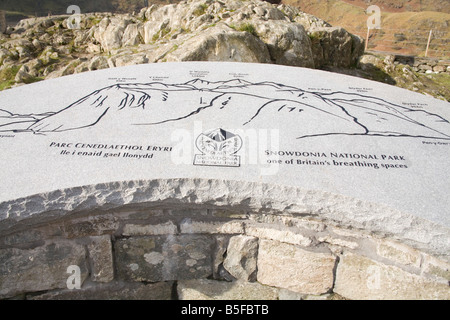 Le Parc National de Snowdonia Gwynedd au nord du Pays de Galles UK Octobre portrait sculpté d'une pierre de granit plaque d'information à un point de vue Banque D'Images