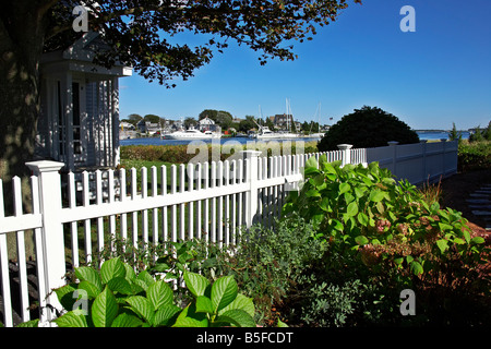 Maison avec White Picket Fence et une vue sur le port, Hyannis, Cape Cod, Massachusetts, États-Unis Banque D'Images