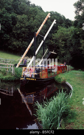 15-04 conçus spécialement pour transporter les enfants handicapés et les personnes âgées passer sous du pont-canal, au Pays de Galles sur Montgomery Banque D'Images