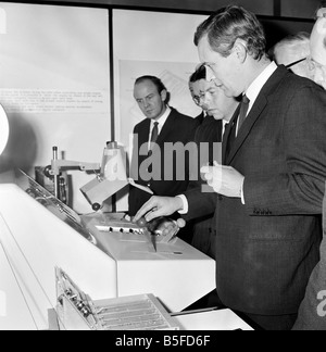 M. Anthony Wedgwood Benn tours l'usine Lucas à Burnley. Janvier 1970 Banque D'Images