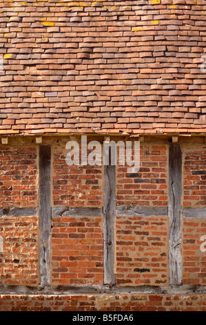 Détail d'un cadre en bois et en brique rouge grange avec toit en tuiles d'ARGILE DANS LE HEREFORDSHIRE UK Banque D'Images