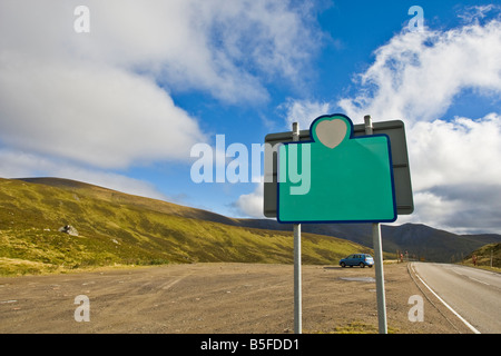 Blank billboard sur ciel bleu dans une zone montagneuse d'ajouter votre texte Banque D'Images