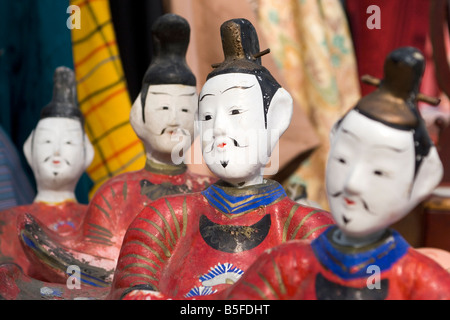 Statuettes et Figurines sont parmi les marchandises vendues à la Kobo-marché san à Kyoto, au Japon. Banque D'Images