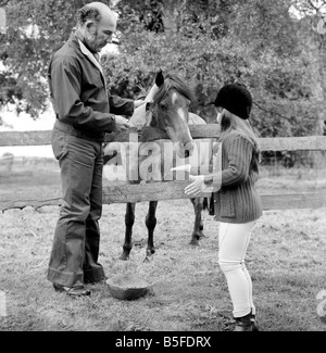 Sterling Moss (ex-pilote de course). On voit ici avec son cheval et sa fille. Juin 1974 S74-3861-001 Banque D'Images