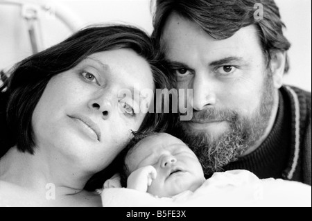 Acteur brian blessed, femme et bébé. Avril 1975 S75-1995-001 Banque D'Images