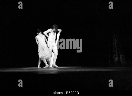 Une séance de photos pour la nouvelle Roland Petit ballet, 'Pelleas et Melisande' pour Margot Fonteyn et Rudolf Noureev à la Royal Opera House Banque D'Images