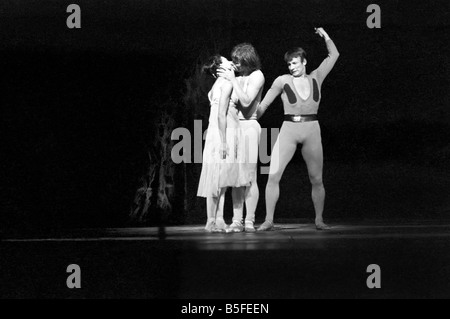 Une séance de photos pour la nouvelle Roland Petit ballet, 'Pelleas et Melisande' pour Margot Fonteyn et Rudolf Noureev à la Royal Opera House Banque D'Images