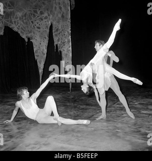 Une séance de photos pour la nouvelle Roland Petit ballet, 'Pelleas et Melisande' pour Margot Fonteyn et Rudolf Noureev à la Royal Opera House Banque D'Images