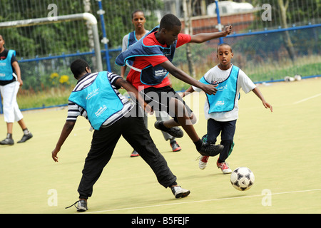 Session de formation de football avec le Bolton Wonderers pour les enfants, Bolton, Greater Manchester, UK Banque D'Images