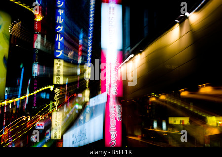 Effet de zoom burst enseignes néon dans les rues de Shibuya, Tokyo, Japon Banque D'Images