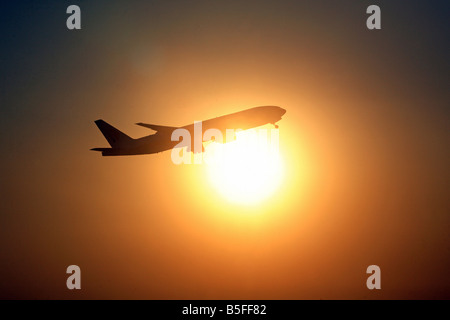 Avion de passagers peu après le décollage en face du soleil Banque D'Images