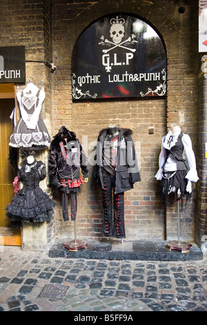 , Londres Camden Lock & Stables marché plein air , en dehors de la Gothic Lolita & Punk Clothes shop Banque D'Images