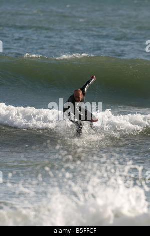 Homme surf sur la plage d''Aberdeen Scotland UK à l'automne Banque D'Images