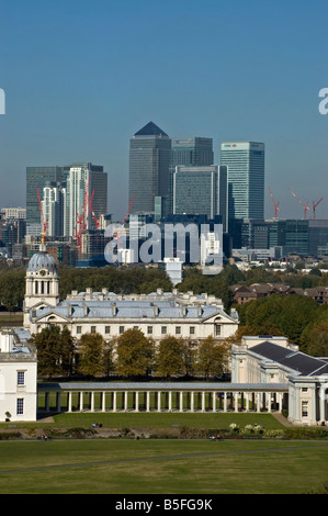 Vue sur Canary Wharf et l'ancien Collège Royal de Greenwich Observatory nombril Banque D'Images