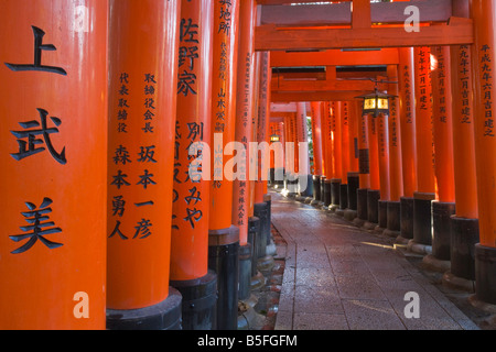 La ville de Kyoto Japon Walkway de torii portes offrant au Sanctuaire Fushimi Inari le Shinto Banque D'Images