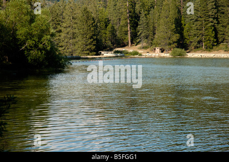 Hume Lake dans Sequoia National Forest Banque D'Images