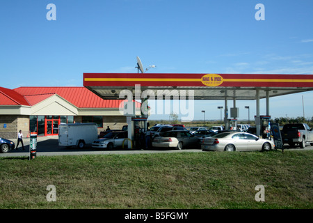 Station de gaz avec des voitures en attente d'une chance de faire le plein. Les gens alignés pour carburant bon marché. Banque D'Images