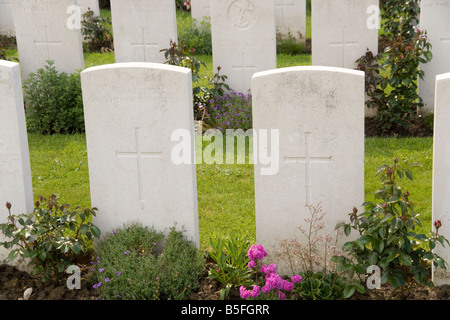 La tombe du soldat inconnu à Tyne Cot cemetery des sépultures de guerre du Commonwealth sur la crête de Passchendaele,Flandre Banque D'Images