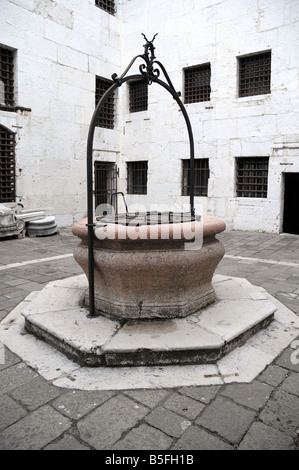 Prigioni Nuove. Bien dans la nouvelle prison de la cour intérieure du palais des Doges (via le Pont des Soupirs), Venise, Italie. Banque D'Images