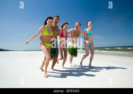Les amis running on beach Banque D'Images