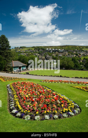 Lits de fleurs et de bowling green dans Howarth Park, West Yorkshire Angleterre Banque D'Images