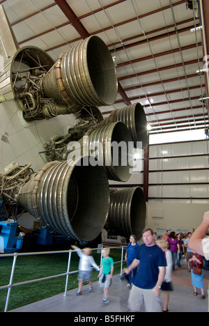 Principaux moteurs de massive d'appoint la fusée Saturn V utilisées dans l'espace Apollo les missions vers la lune au Johnson Space Center Banque D'Images